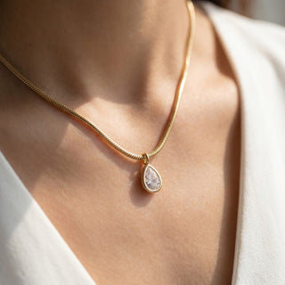 Enid Pear Pendant Necklace (Gold)